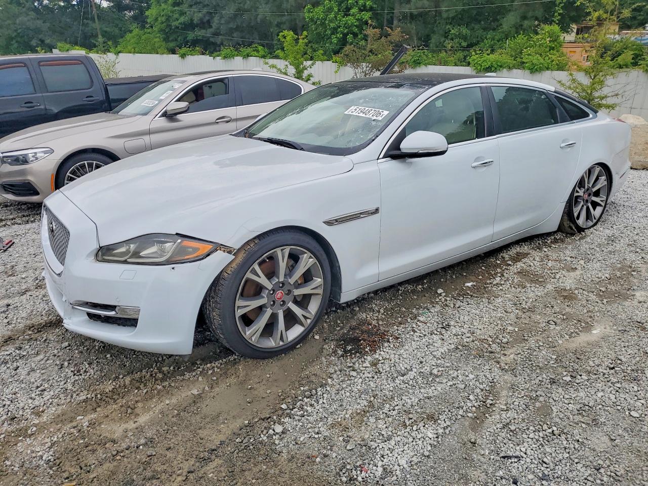 2017 Jaguar XJ Portfolio, VIN SAJWA2G74H8W10715 — Front end