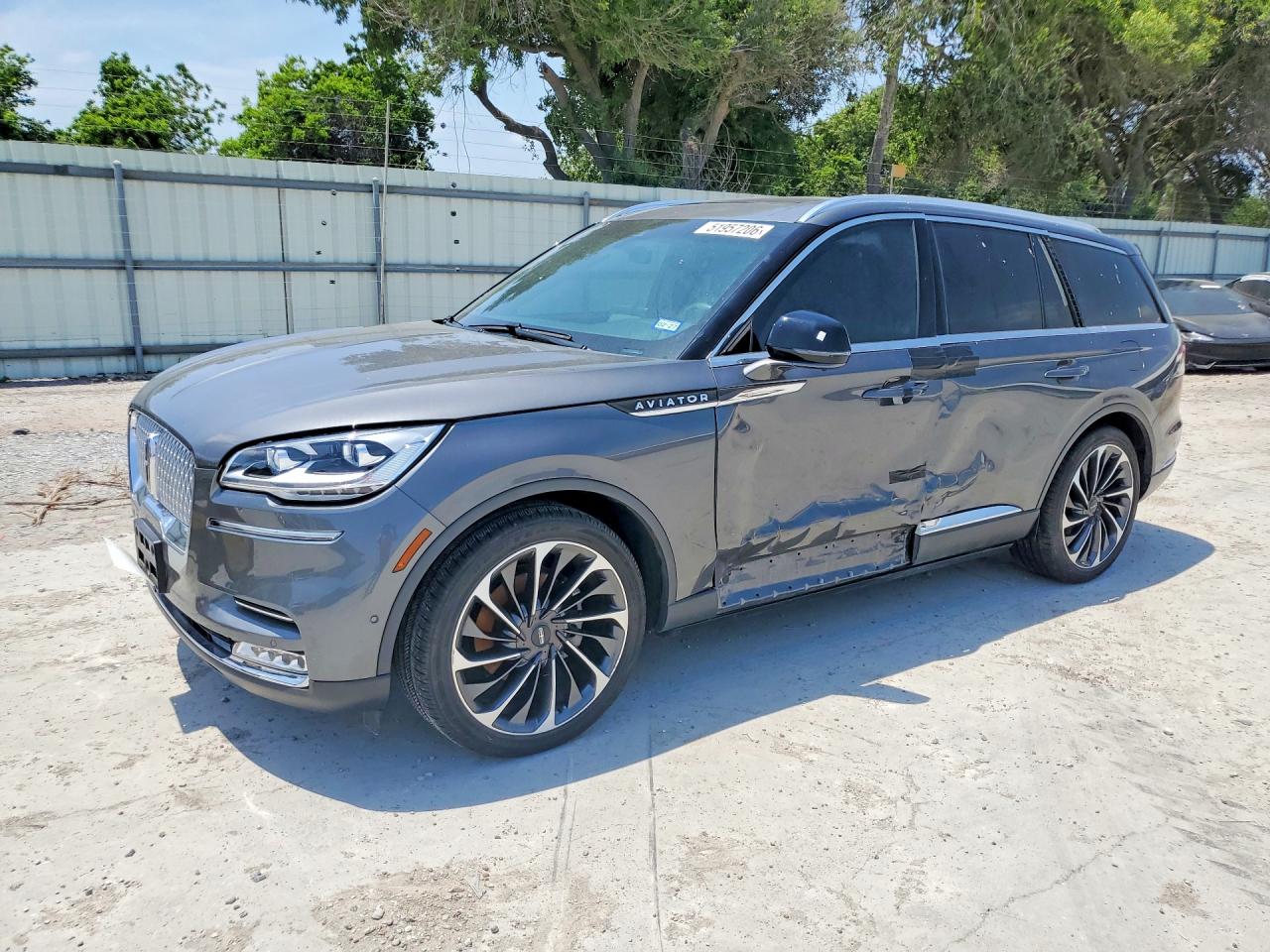 2024 Lincoln Aviator Reserve, VIN 5LM5J7WC6RGL05898 — Side