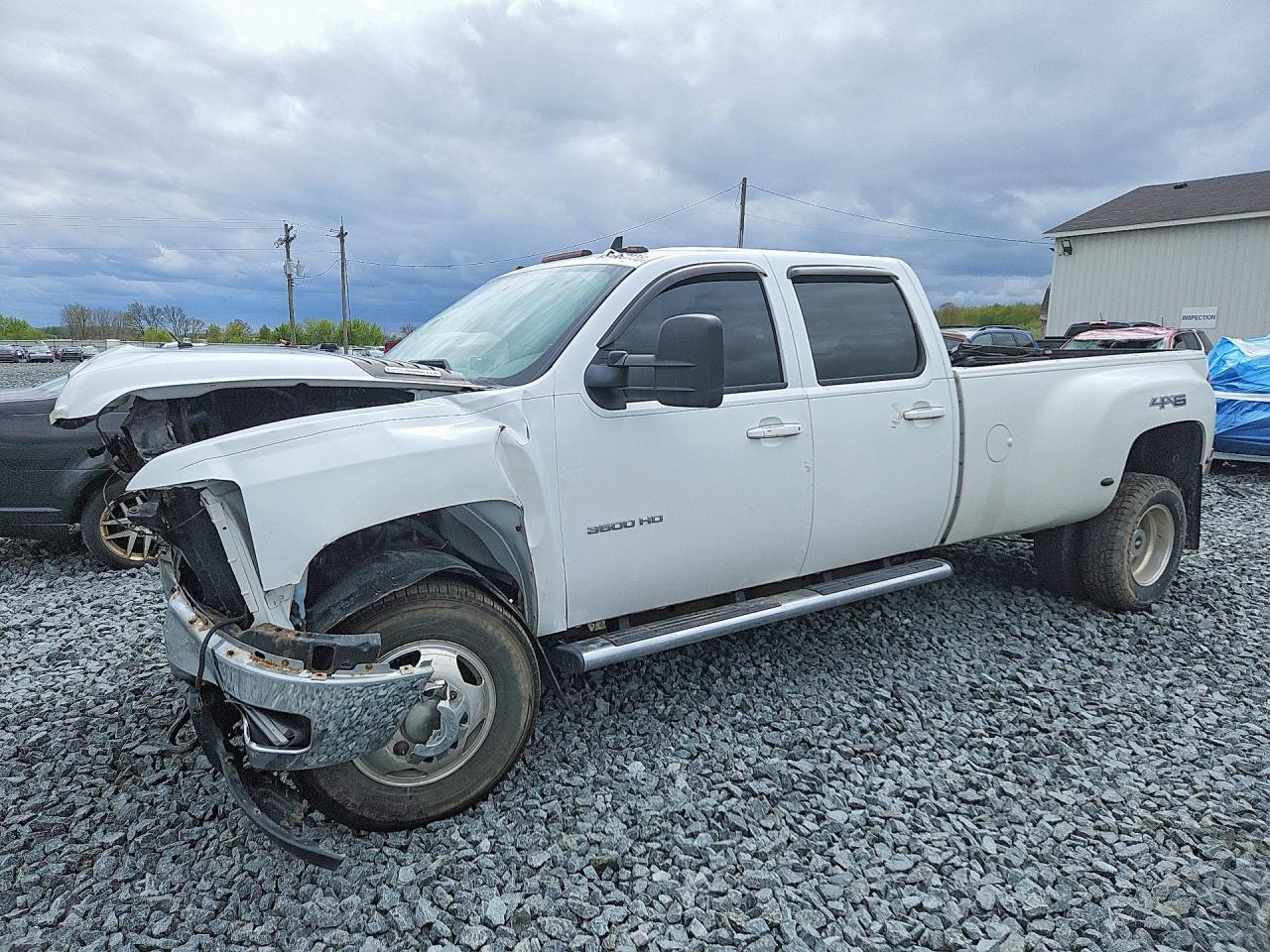 2014 Chevrolet Silverado 3500HD LTZ, VIN 1GC4K1C81EF137147 — Front end