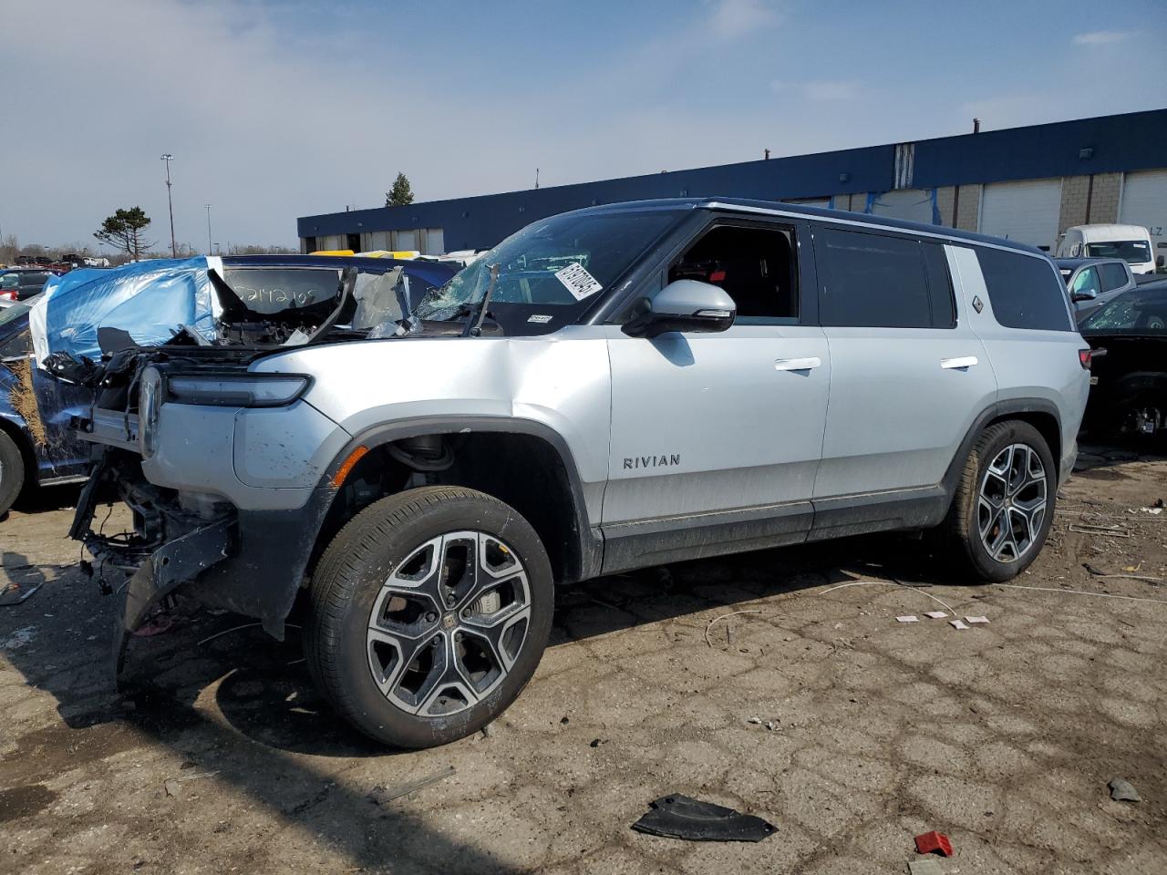 2025 Rivian R1S Adventure, VIN 7PDSGBBA5SN046475 — Front end