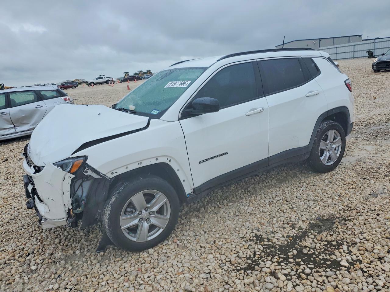 2022 Jeep Compass Latitude, VIN 3C4NJDBB8NT217072 — Front end