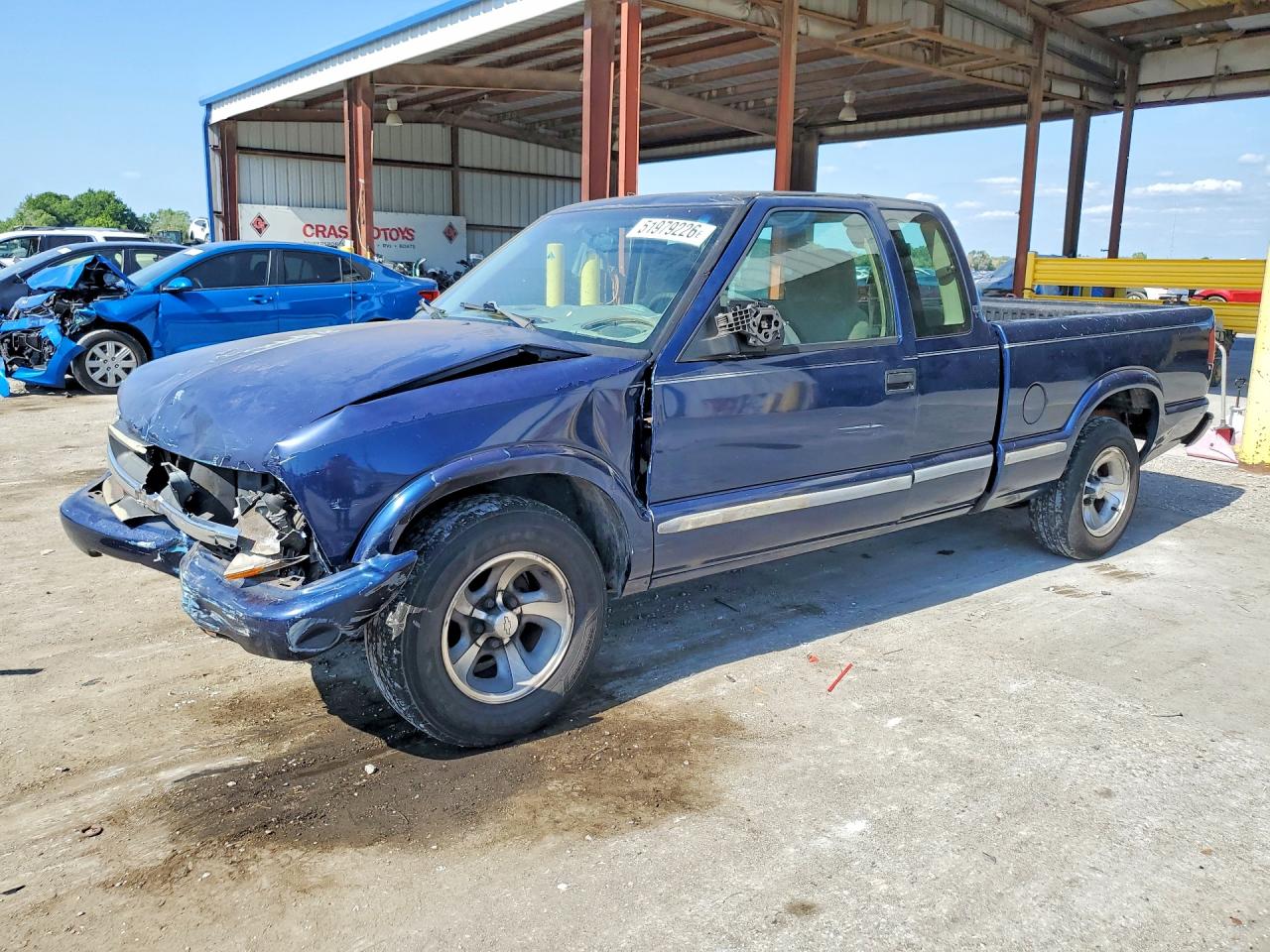 2000 Chevrolet S-10 LS, VIN 1GCCS1944Y8111814 — Front end