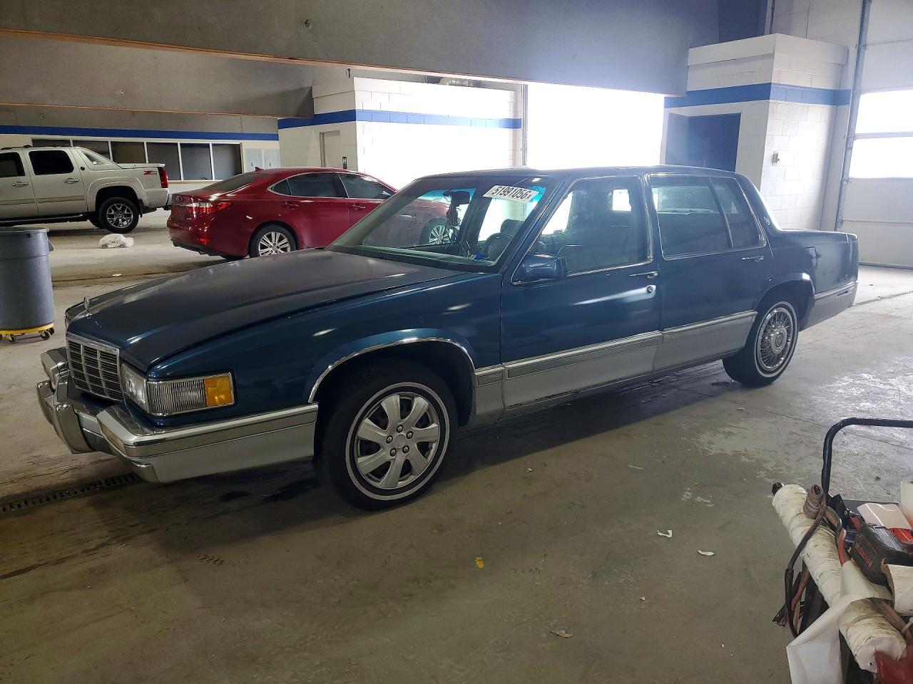 1992 Cadillac DeVille, VIN 1G6CD53B7N4251063 — Мелкие вмятины и царапины