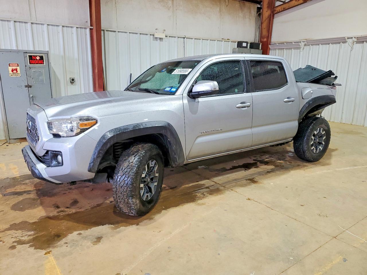 2019 Toyota Tacoma TRD Off Road, VIN 3TMCZ5AN4KM203418 — Rear end