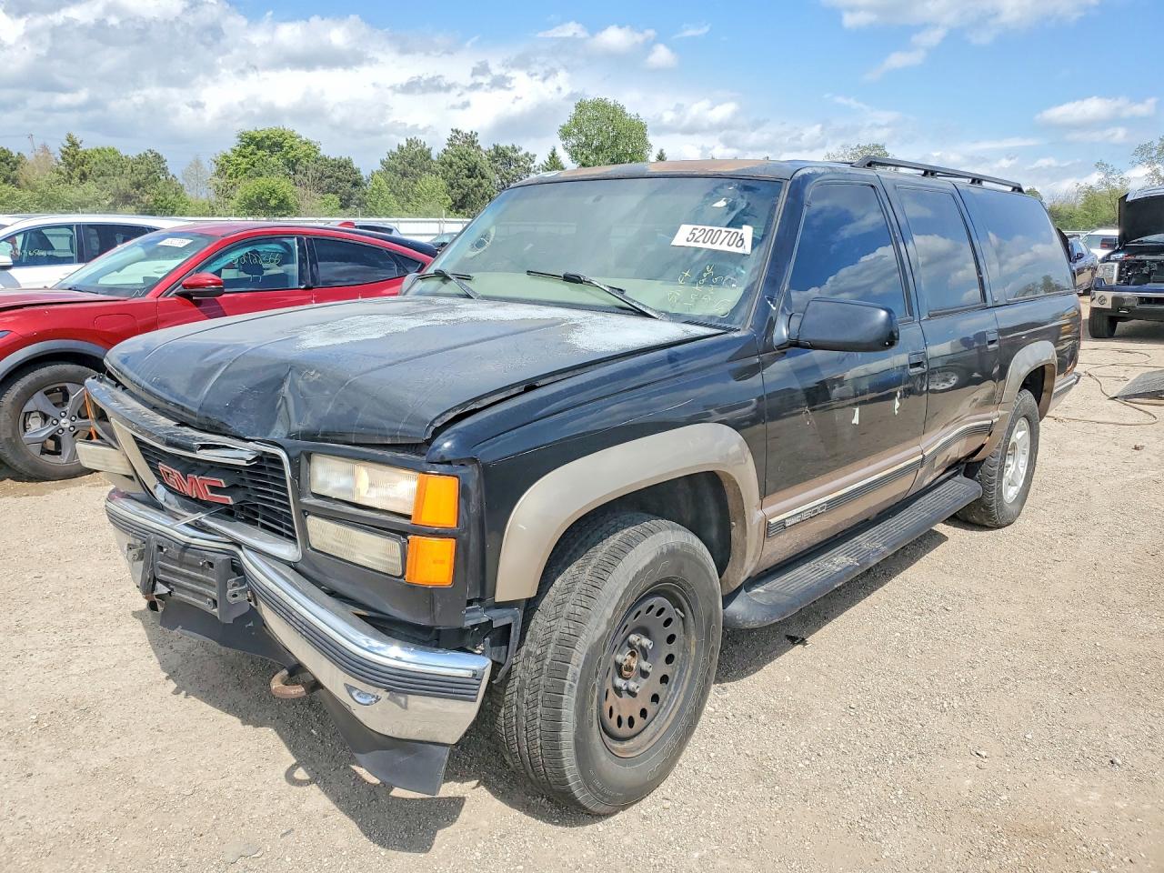 1997 GMC Suburban, VIN 1GKFK16R8VJ736514 — Front end