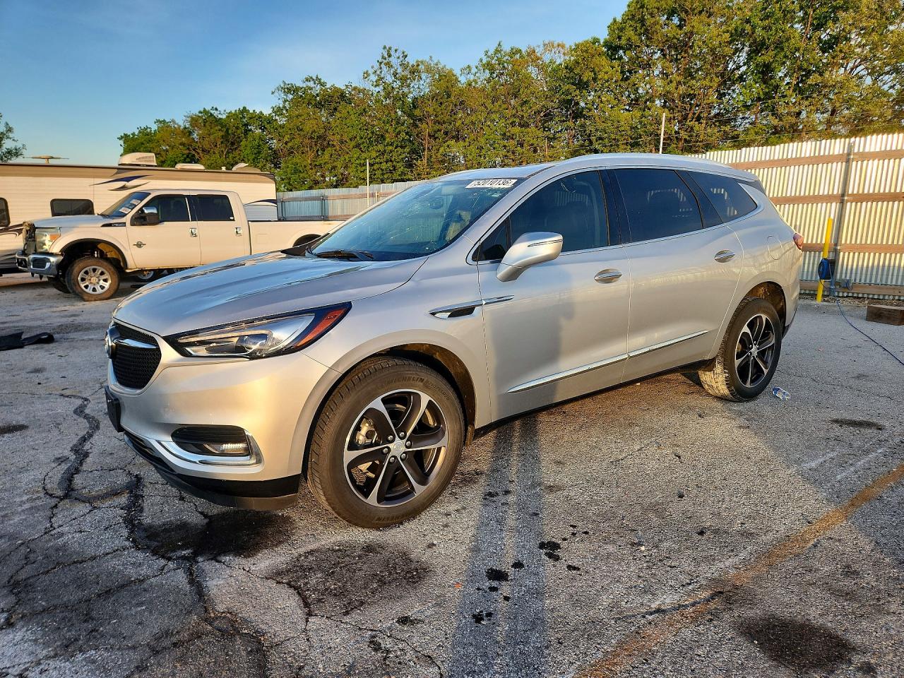 2021 Buick Enclave Essence, VIN 5GAERBKW3MJ262105 — Град