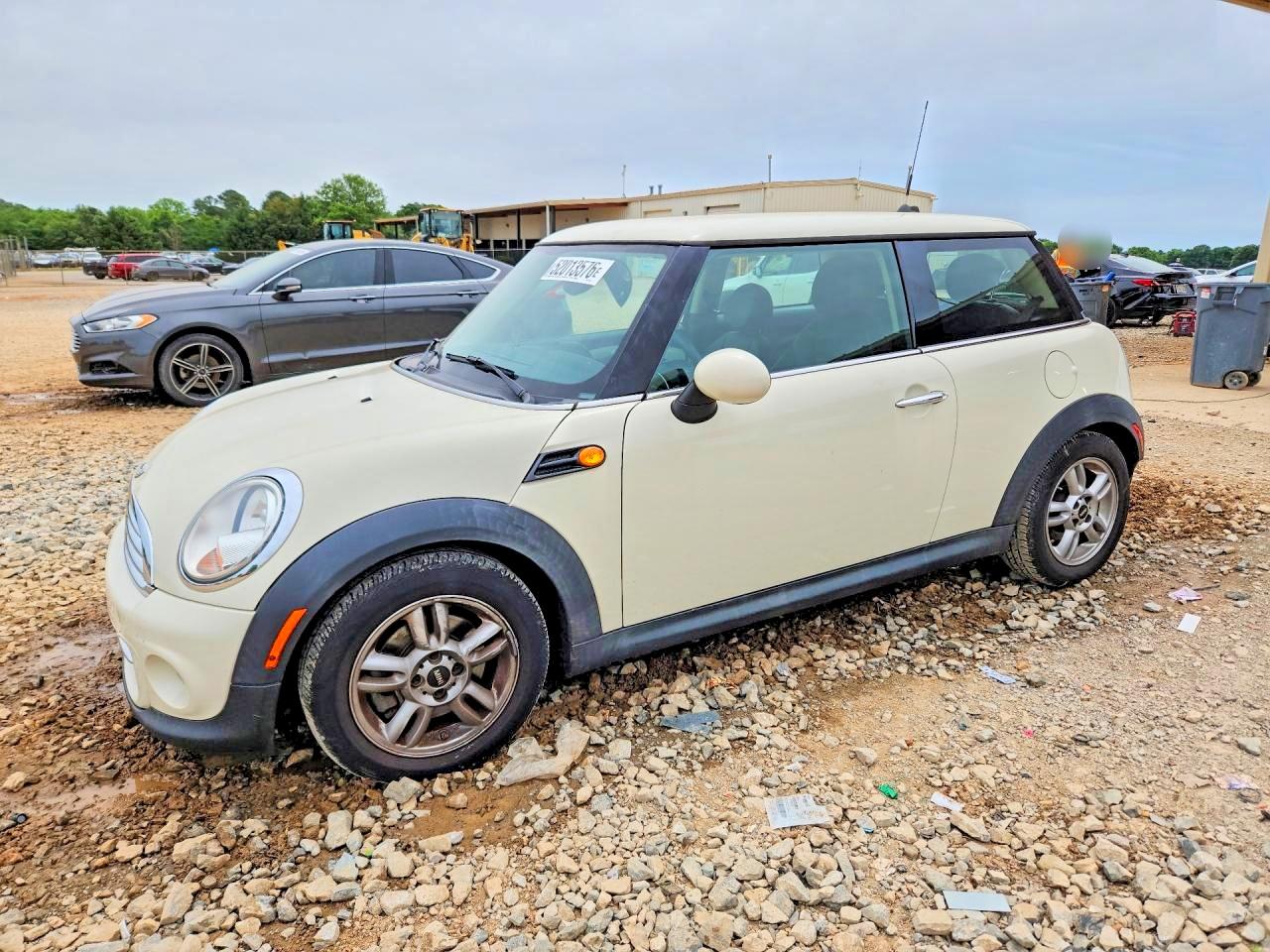 2013 MINI Hardtop, VIN WMWSU3C55DT689766 — Перед
