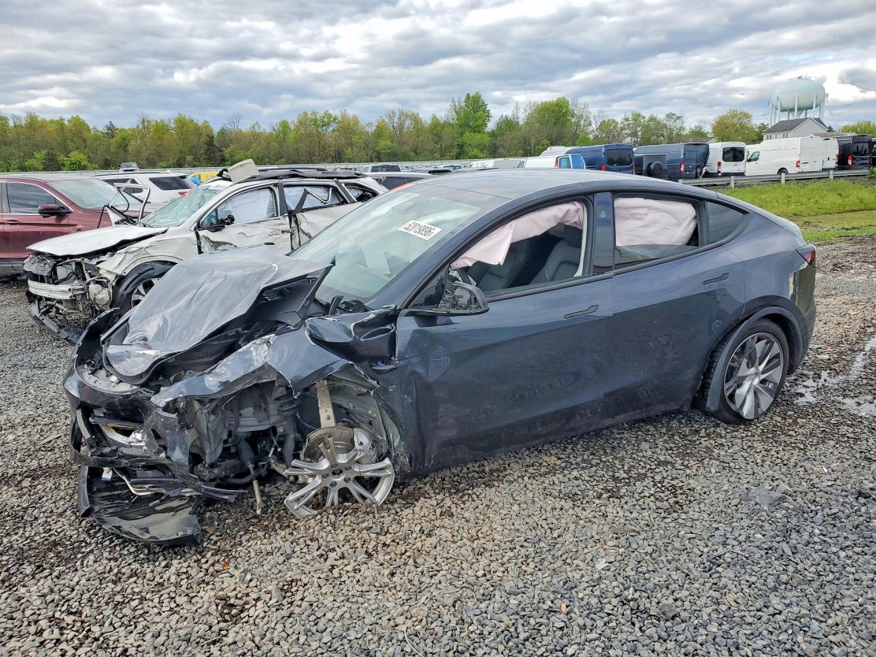 2024 Tesla Model Y Long Range, VIN 7SAYGDEE3RA278724 — Front end