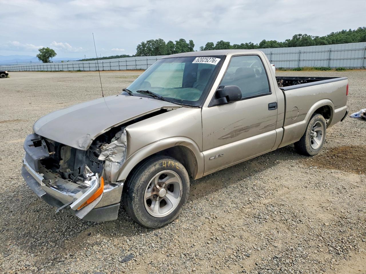 1999 Chevrolet S-10, VIN 1GCCS1445X8150627 — Front end
