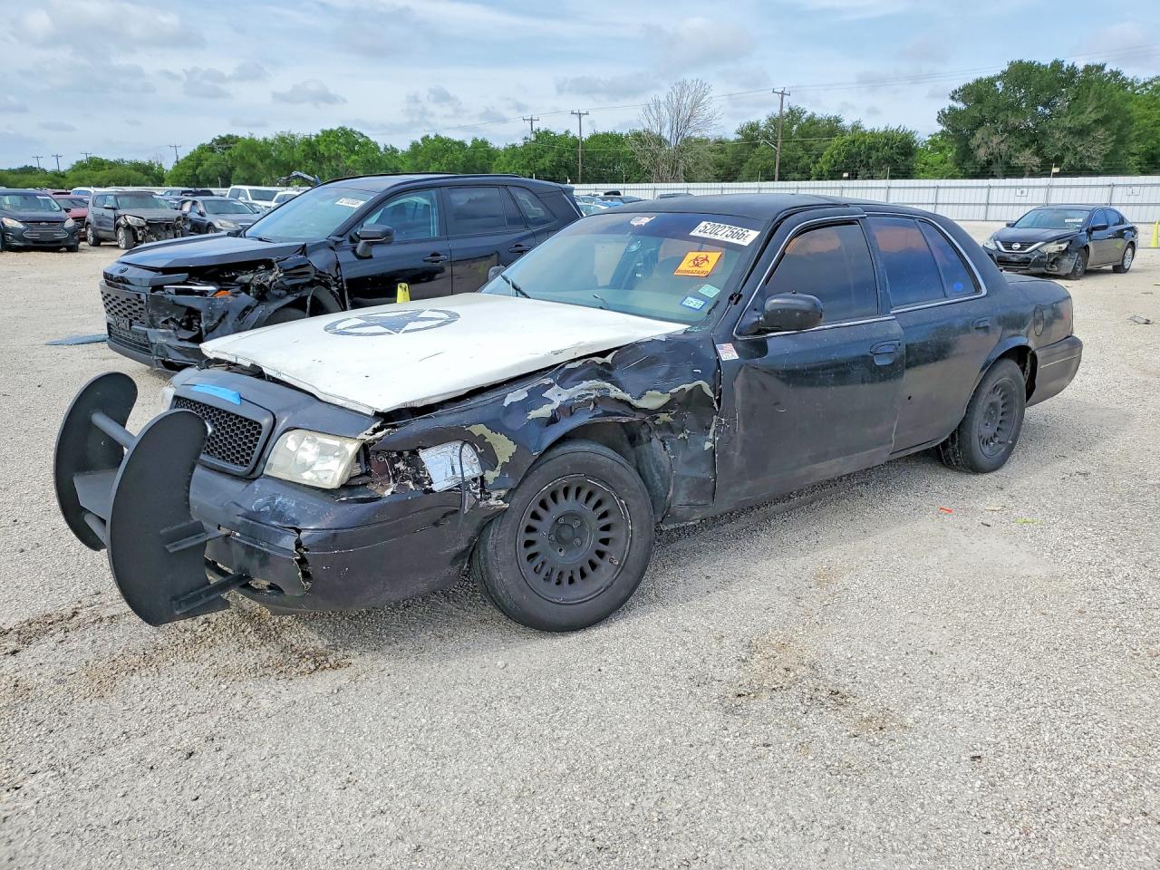2002 Ford Crown Victoria Standard, VIN 2FAFP73W82X145859 — Front end