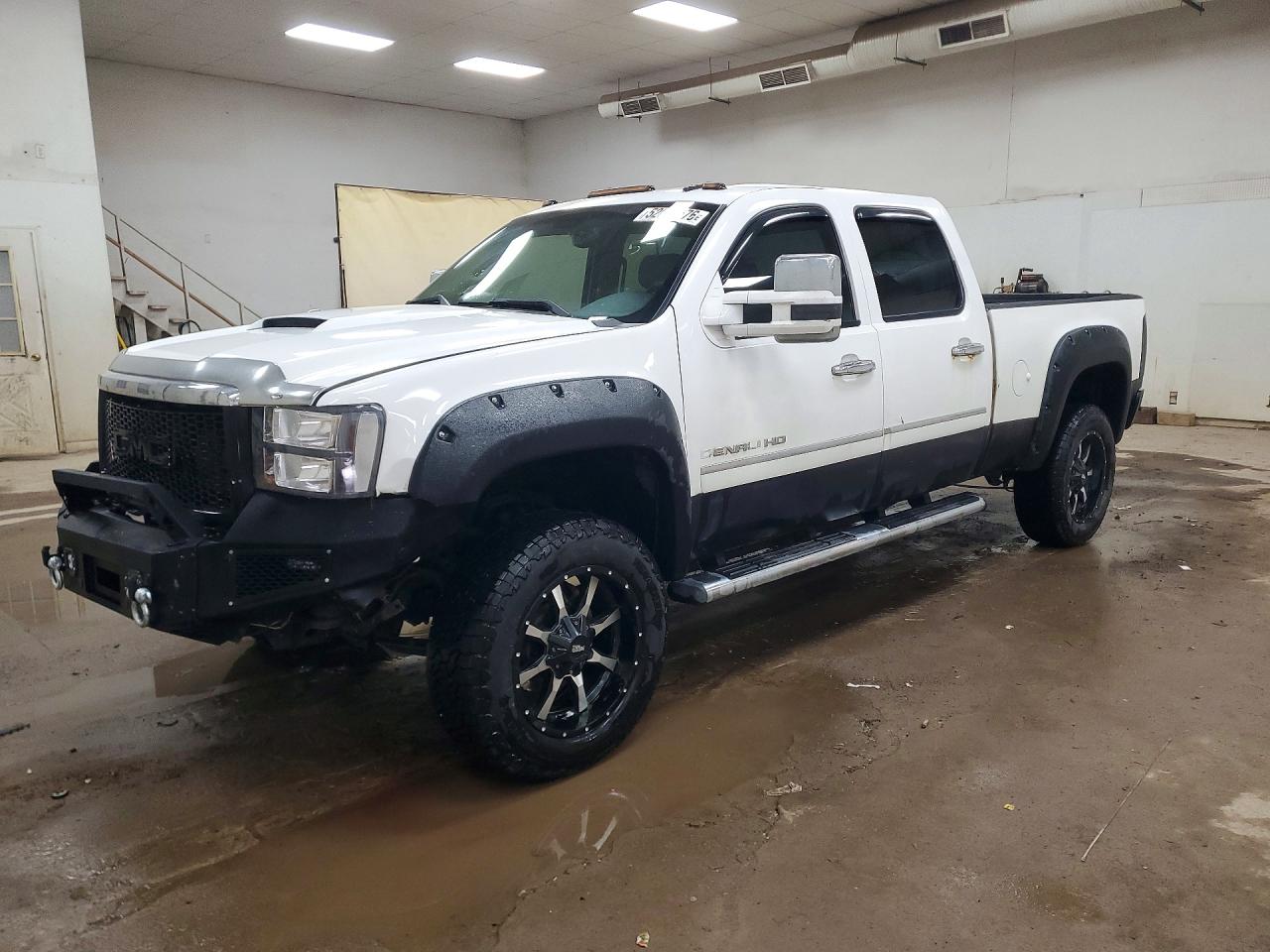 2011 GMC Sierra 3500HD SRW Denali, VIN 1GT426C87BF150879 — Front end