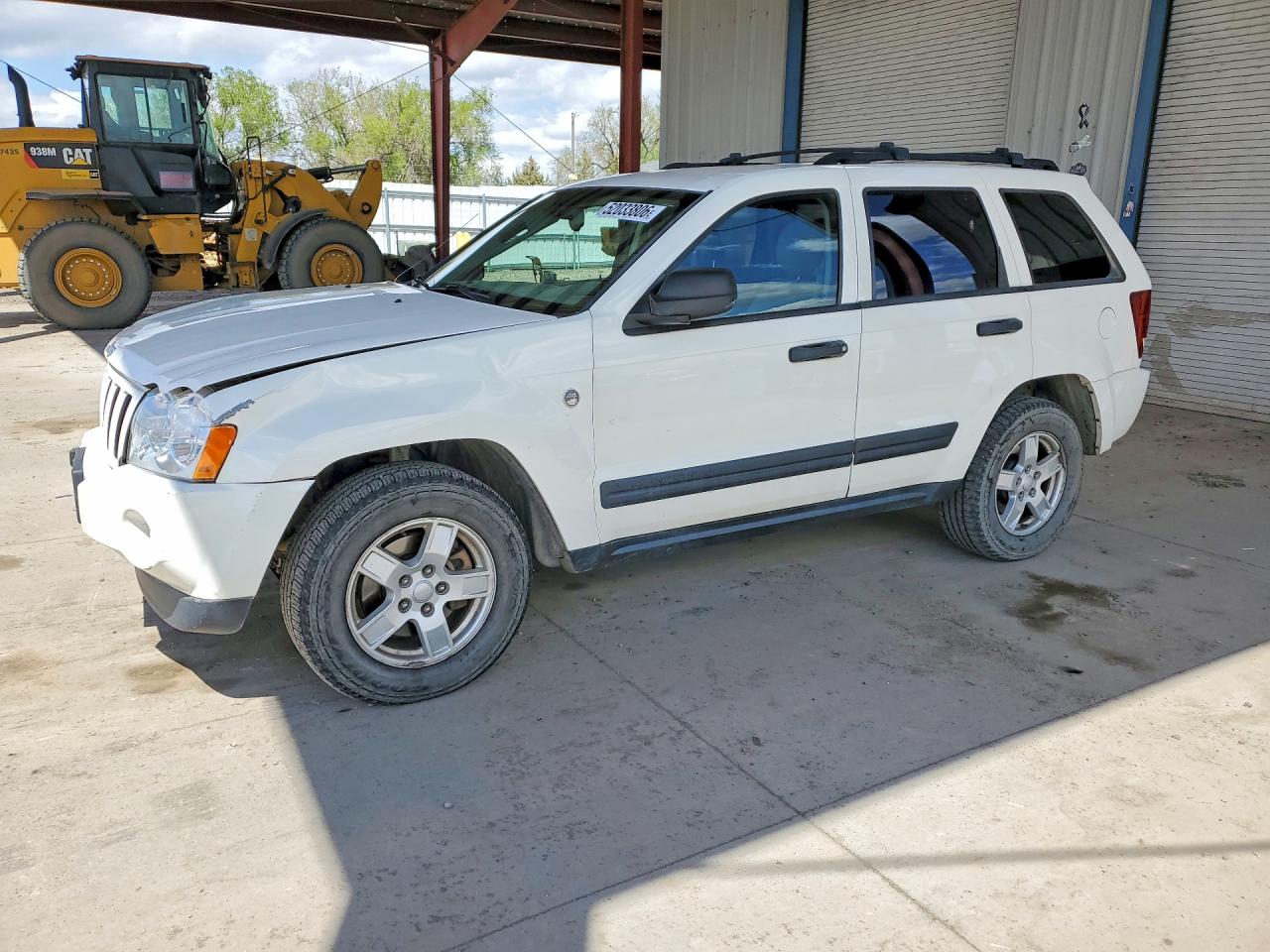 2005 Jeep Grand Cherokee Laredo, VIN 1J4HR48N75C639735 — Front end