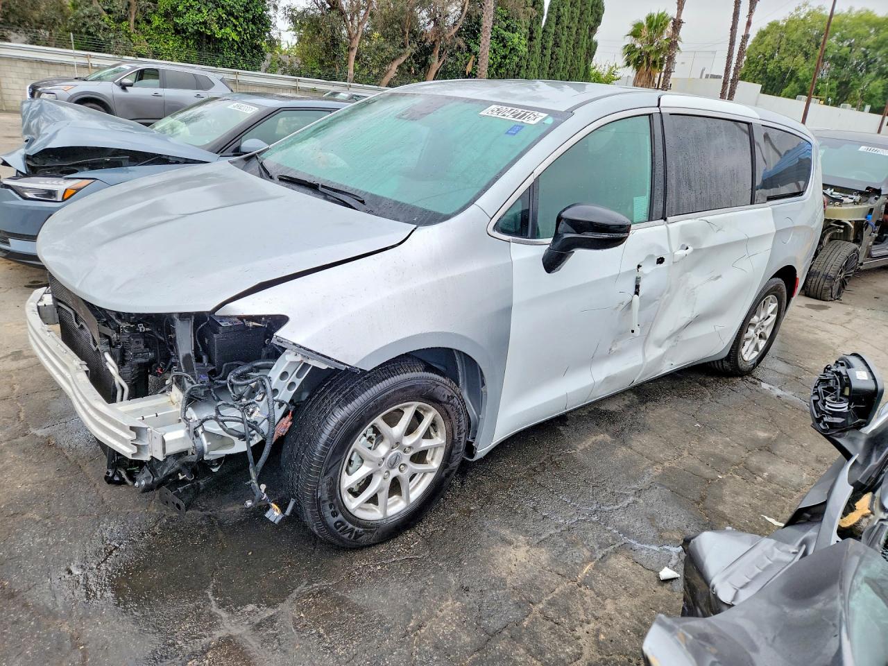2024 Chrysler Pacifica Touring, VIN 2C4RC1FG3RR191361 — Front end