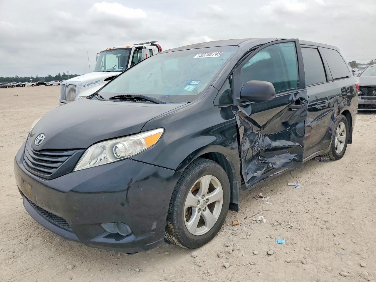 2015 Toyota Sienna L, VIN 5TDZK3DC5FS541641 — Side