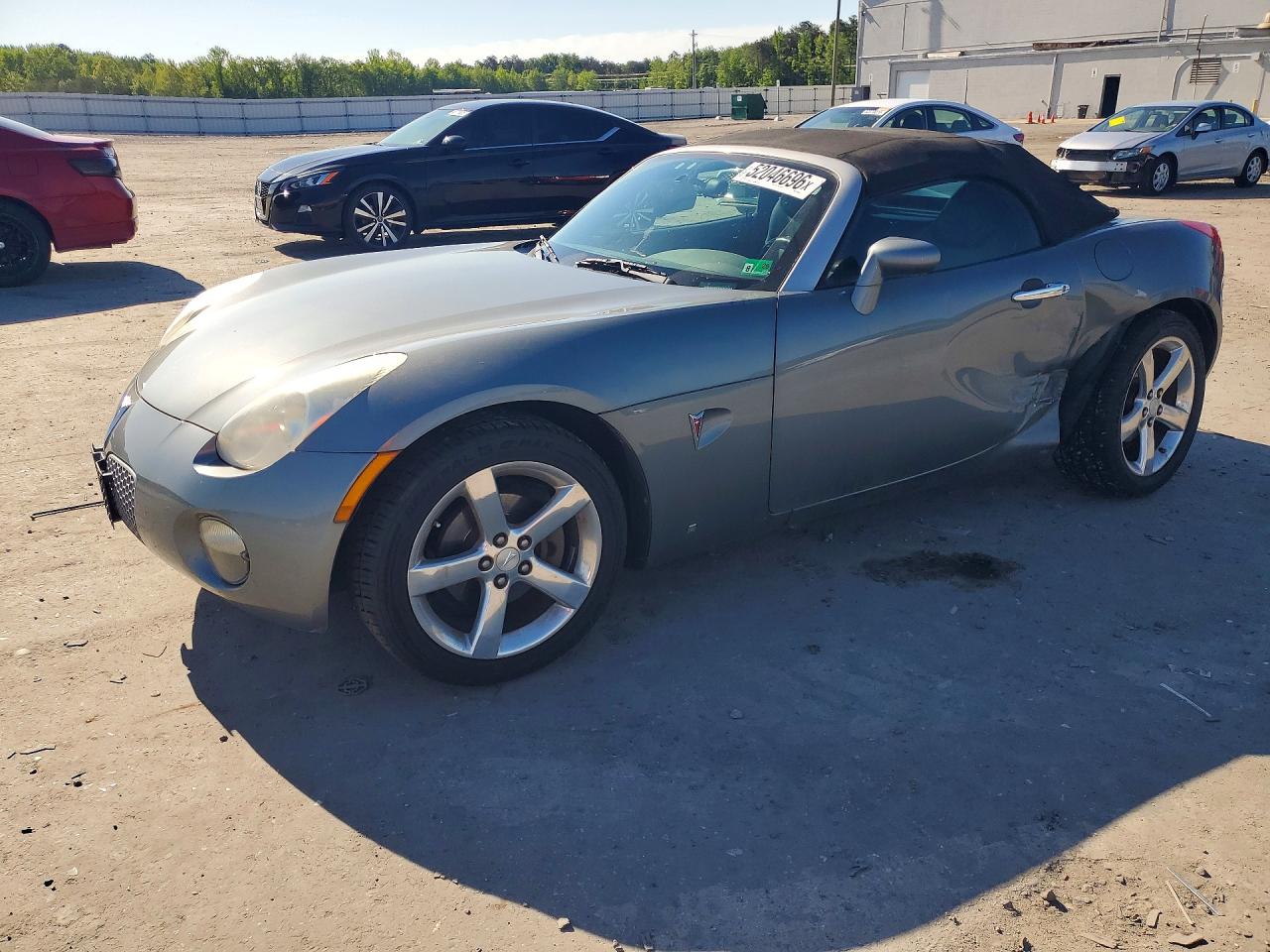 2007 Pontiac Solstice, VIN 1G2MB35B37Y138848 — Side