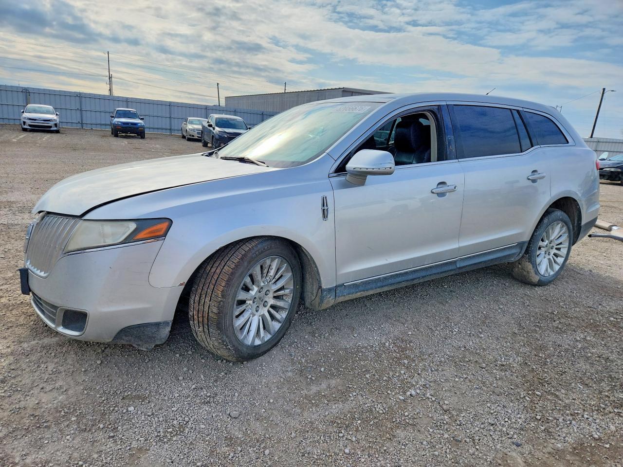 2010 Lincoln MKT, VIN 2LMHJ5AR8ABJ30456 — Front end