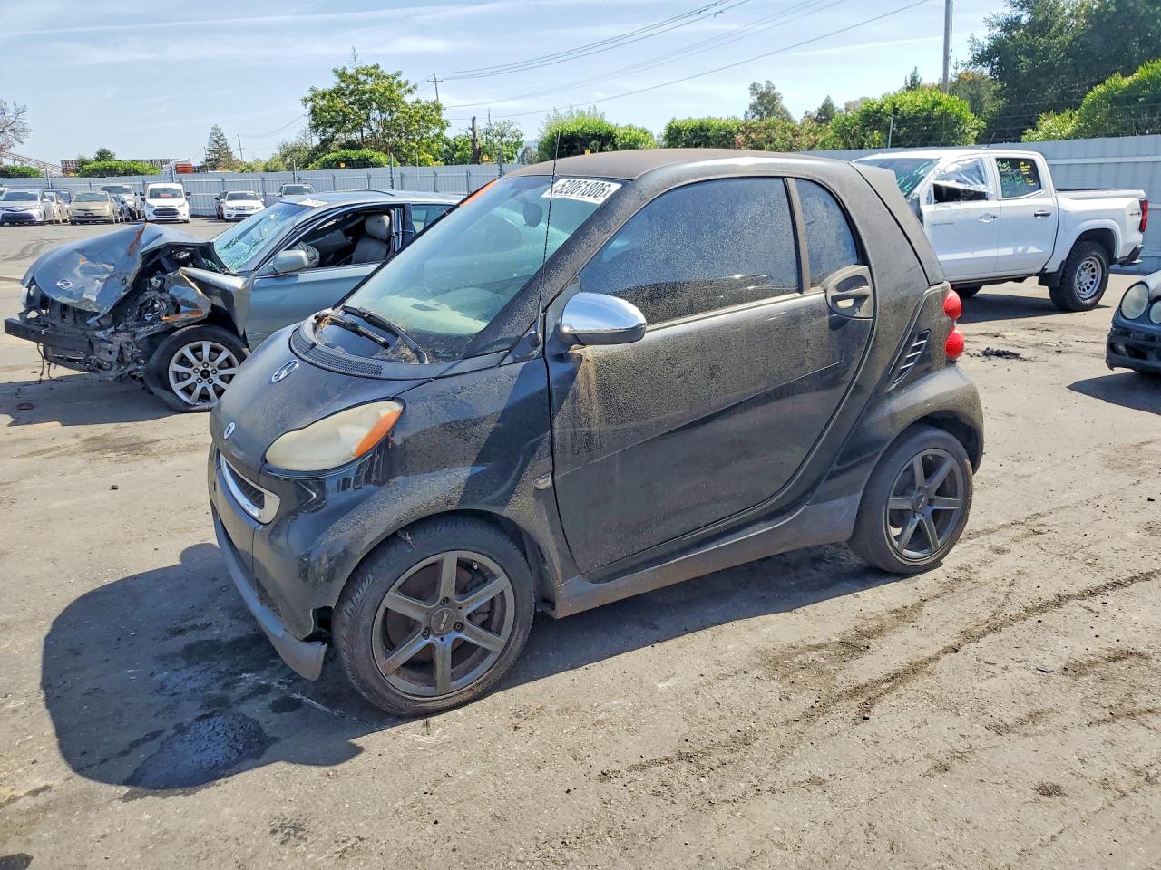 2011 Smart fortwo Pure, VIN WMEEJ3BA0BK428069 — Minor dents and scratches