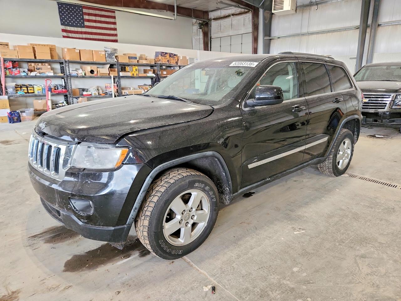 2011 Jeep Grand Cherokee Laredo, VIN 1J4RR4GG5BC622323 — Front end