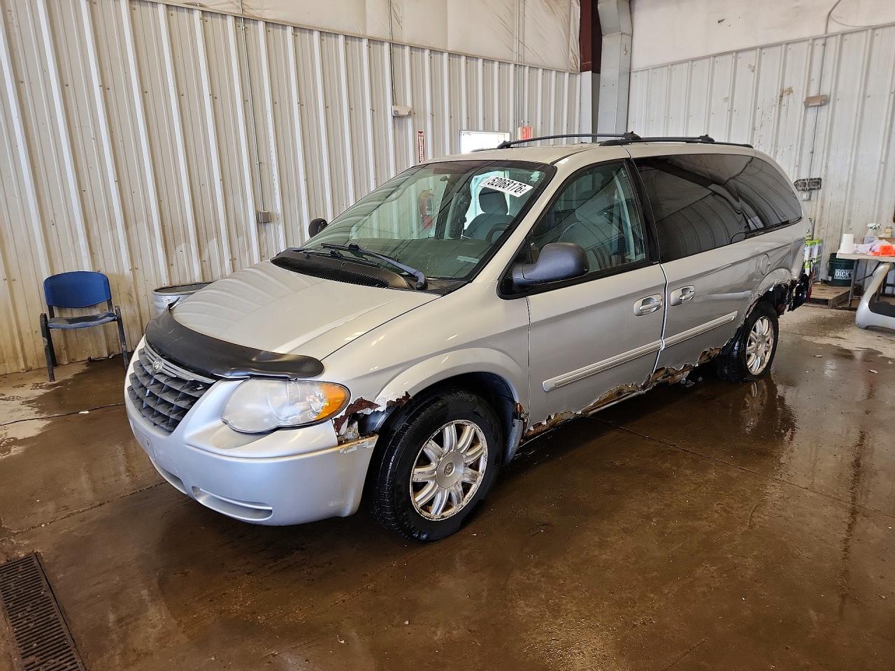 2005 Chrysler Town & Country Touring, VIN 2C4GP54L45R501983 — Rear end