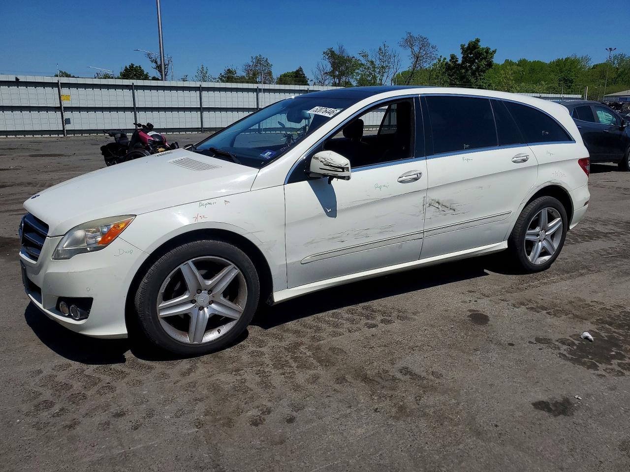 2011 Mercedes-Benz R 350, VIN 4JGCB6FE9BA122829 — Side