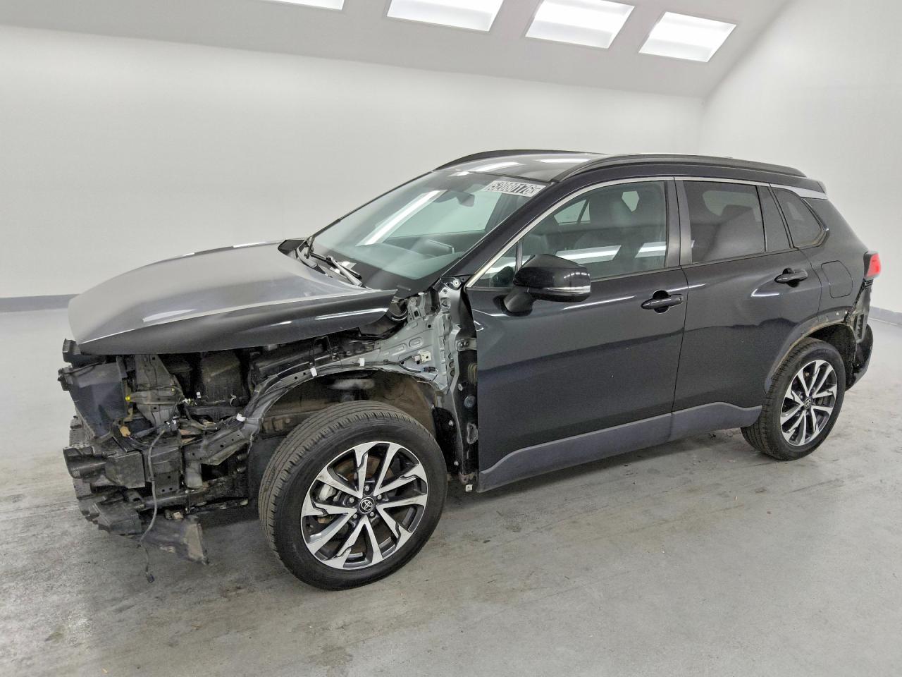 2022 Toyota Corolla Cross XLE, VIN 7MUEAABG2NV034616 — Front end