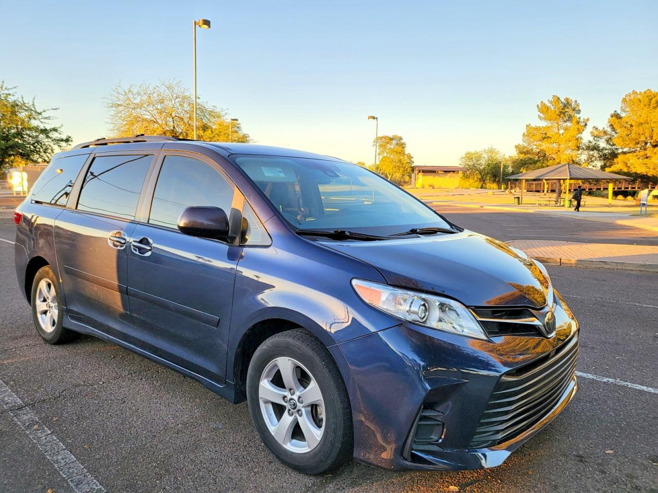 2020 Toyota Sienna LE, VIN 5TDKZ3DC1LS043848 — Ранее повреждён