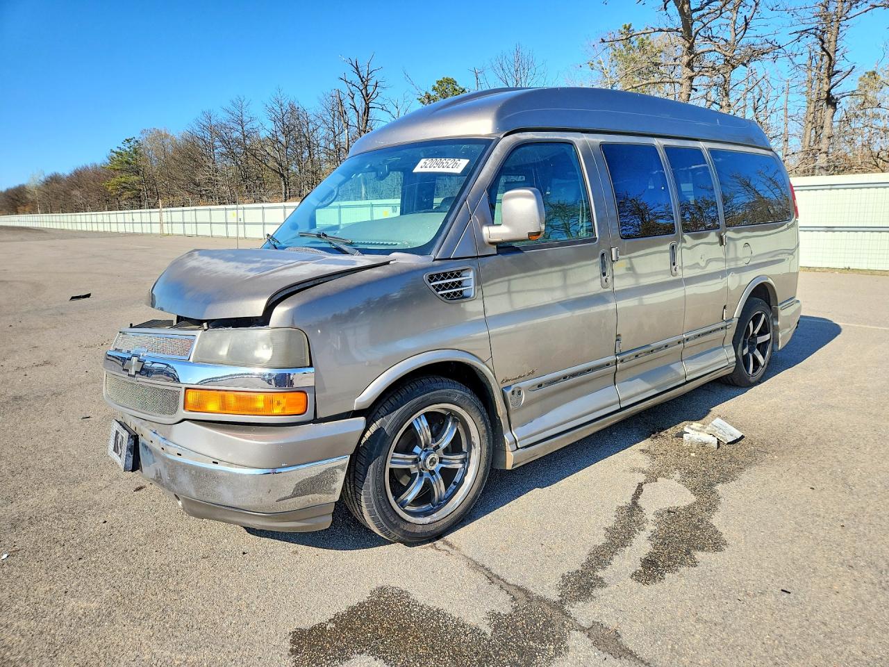 2008 Chevrolet Express, VIN 1GBFH154081152617 — Front end