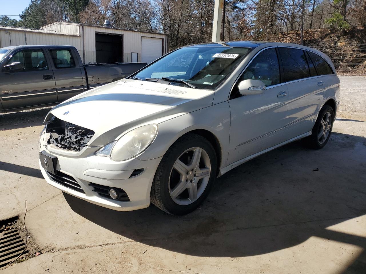 2010 Mercedes-Benz R 350, VIN 4JGCB6FE5AA107212 — Front end