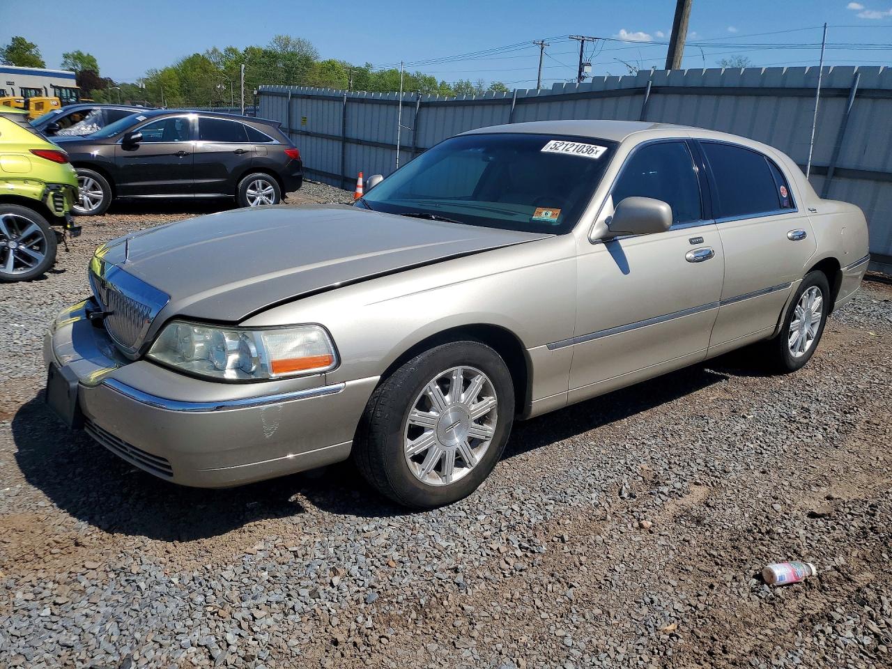 2011 Lincoln Town Car Signature Limited, VIN 2LNBL8CV3BX755701 — Front end