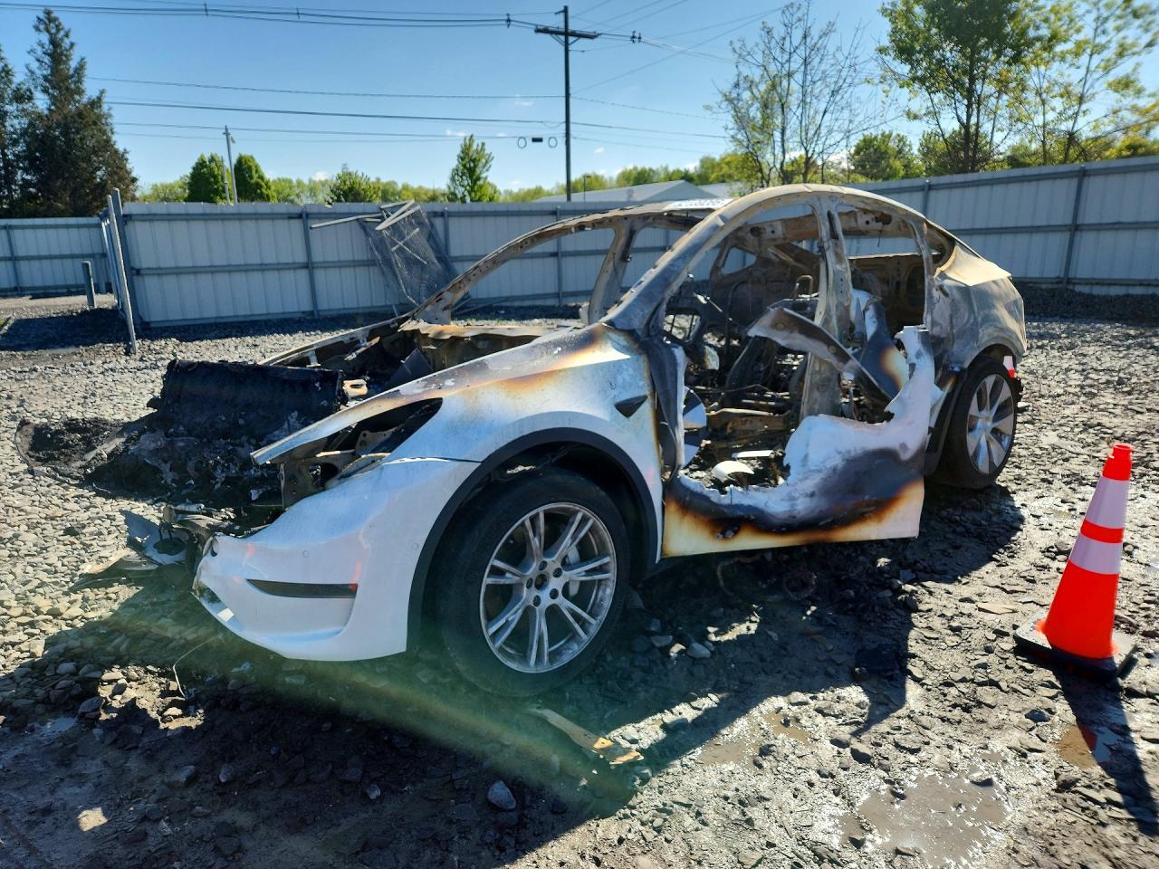 2020 Tesla Model Y Long Range, VIN 5YJYGDEE3LF032845 — Burn