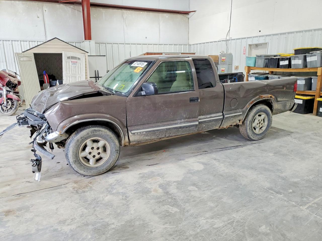 2000 Chevrolet S-10 LS, VIN 1GCDT19W1Y8191561 — Front end