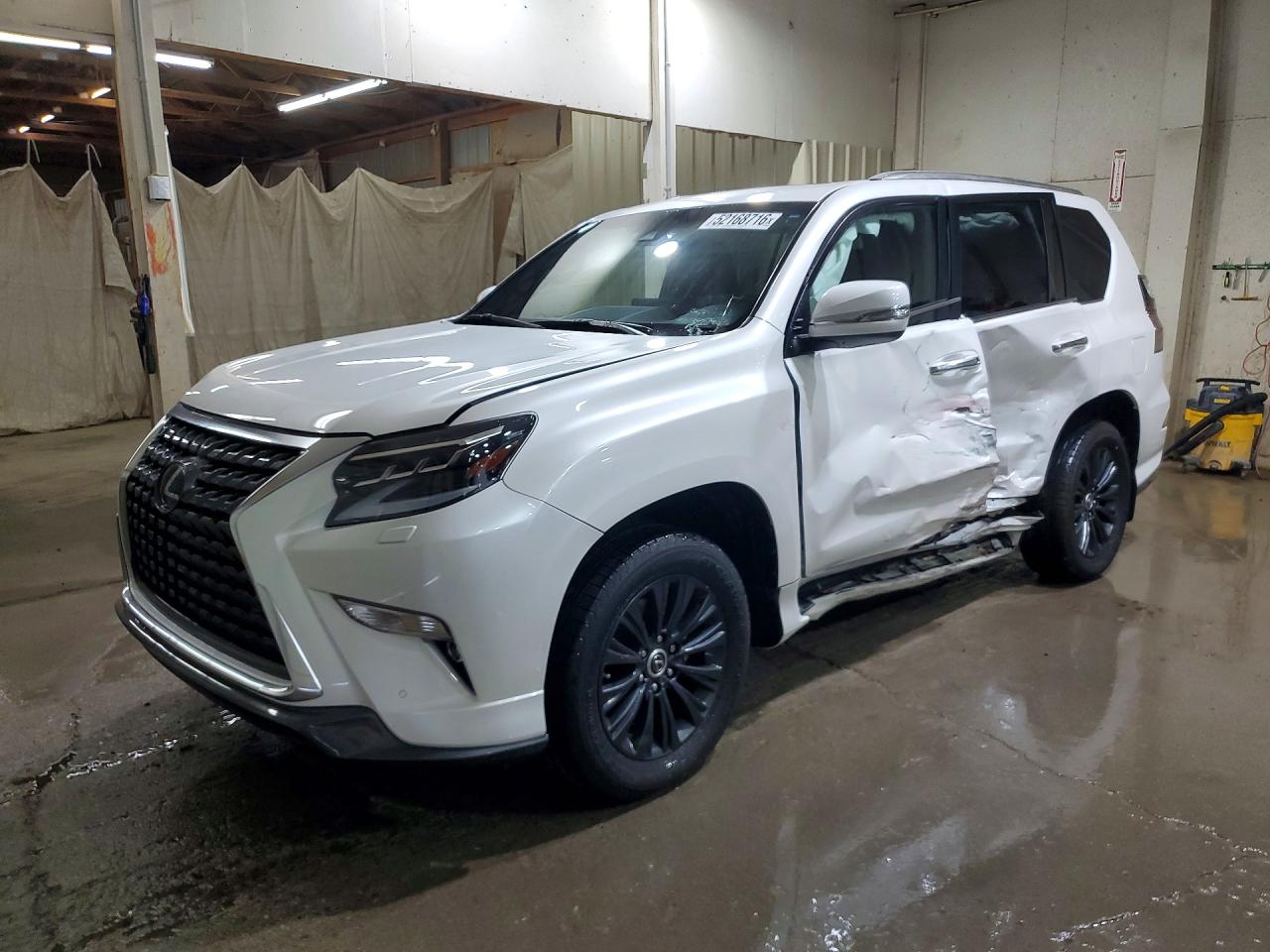2023 Lexus GX 460 Premium, VIN JTJAM7BX5P5353422 — Бок