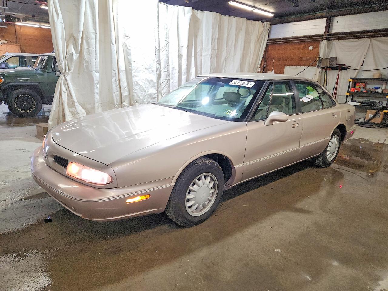 1998 Oldsmobile 88, VIN 1G3HN52K6W4864195 — Мелкие вмятины и царапины