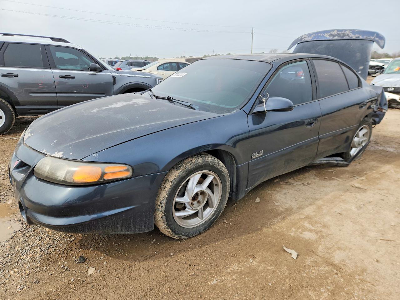 2001 Pontiac Bonneville SLE, VIN 1G2HY54K514258520 — Rear end