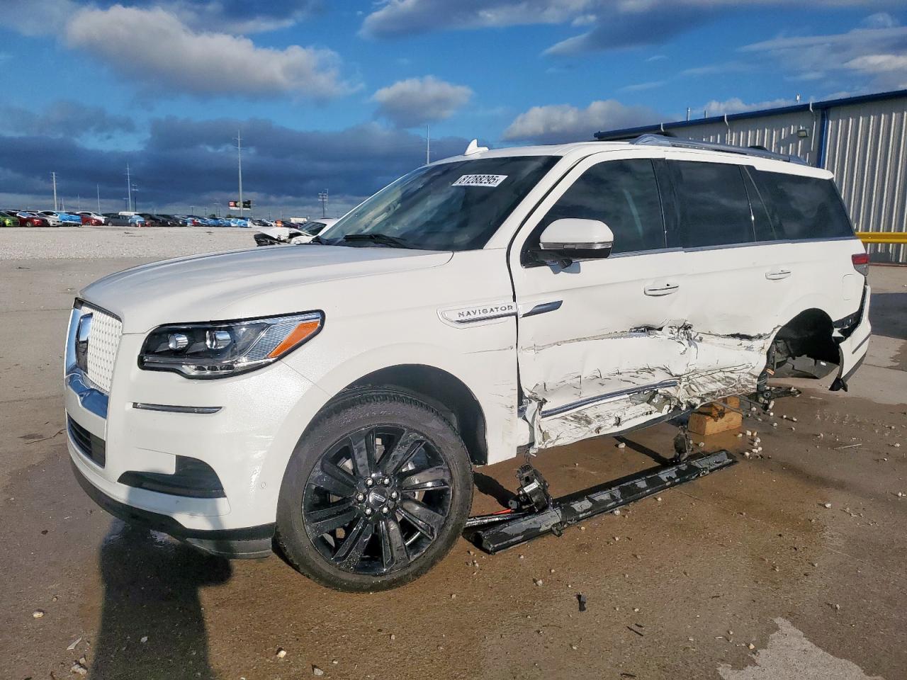 2024 Lincoln Navigator Reserve, VIN 5LMJJ2LGXREL24295 — Бок