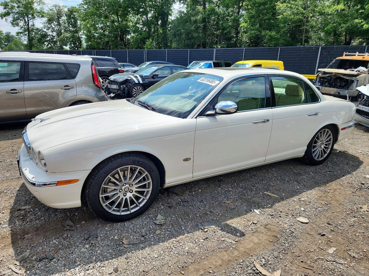2007 Jaguar XJ 8, VIN SAJWA71B77SH17840 — Front end