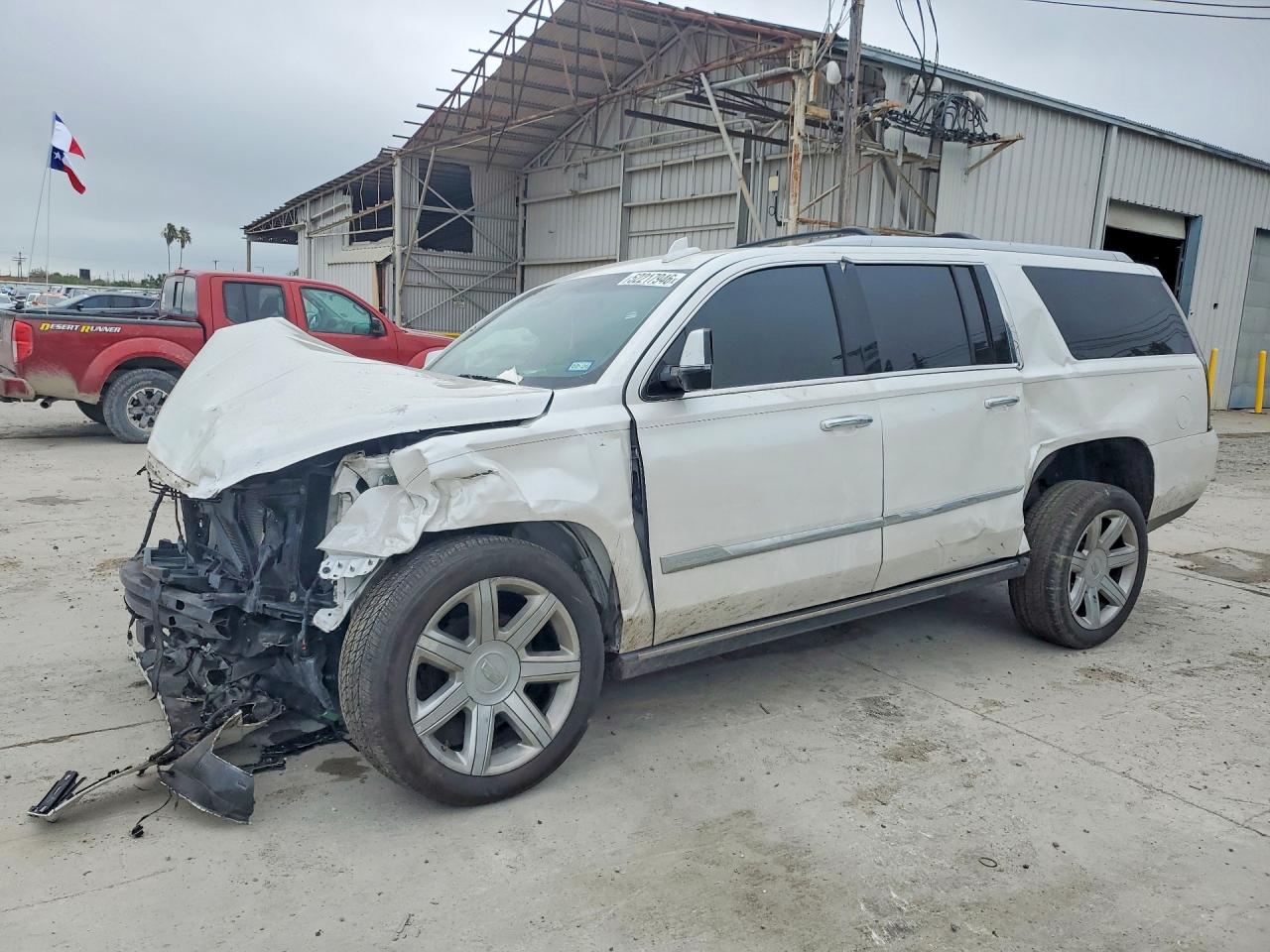 2017 Cadillac Escalade ESV Premium Luxury, VIN 1GYS4JKJ0HR391340 — Front end