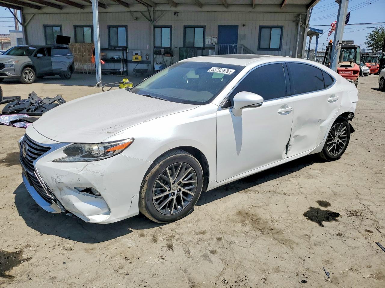 2016 Lexus ES 330, VIN JTHBK1GG5G2237611 — Зад
