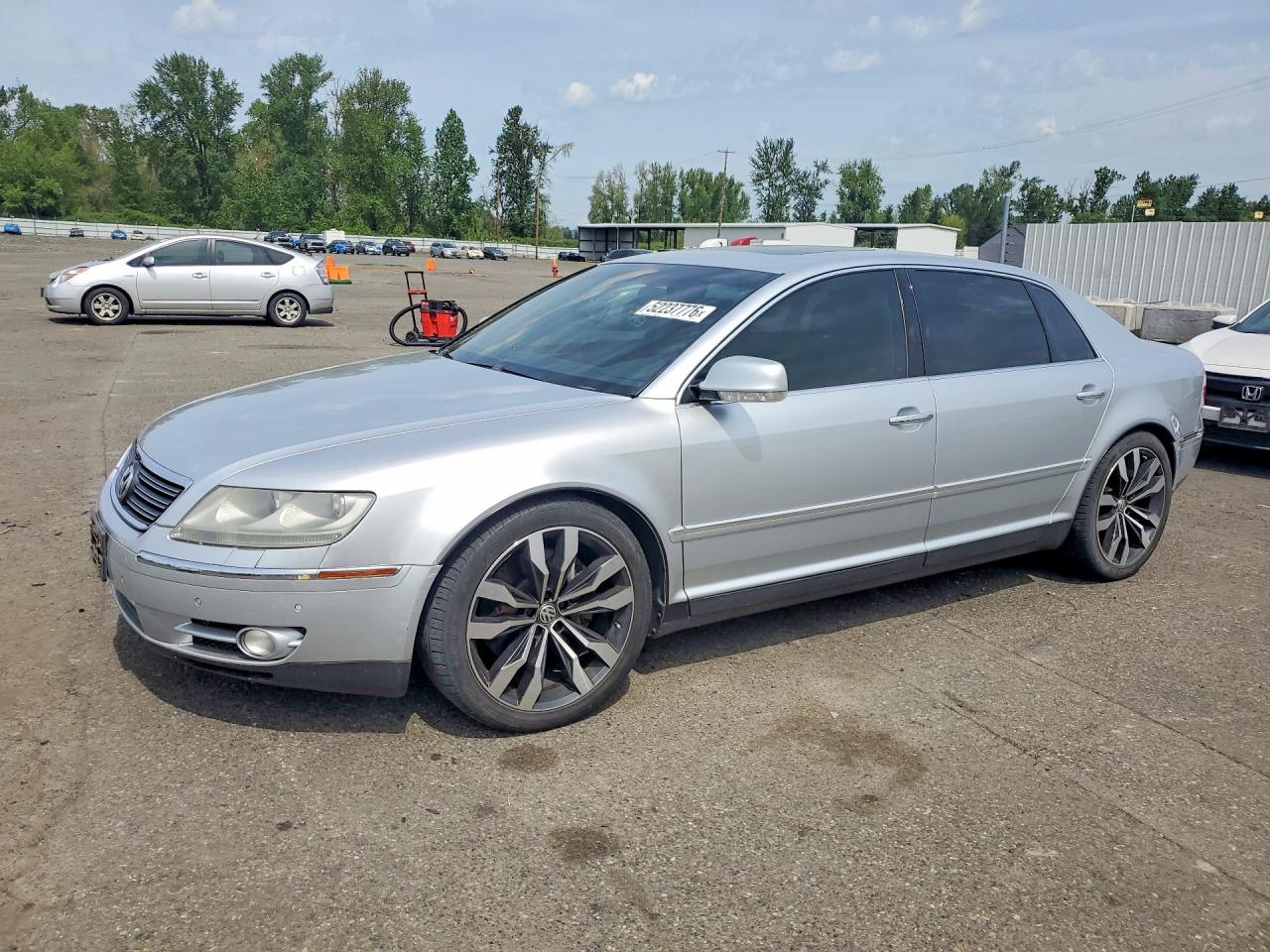 2006 Volkswagen Phaeton, VIN WVWAF03D568002757 — Front end