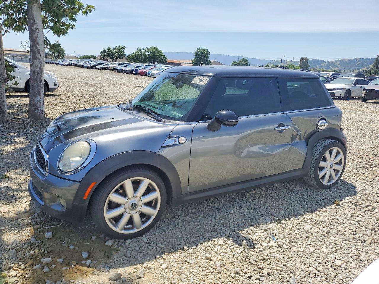 2010 MINI Hardtop S, VIN WMWMF7C51ATX45580 — Зад