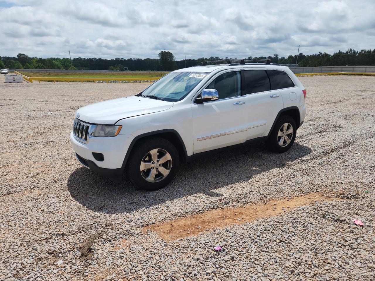 2013 Jeep Grand Cherokee Limited, VIN 1C4RJEBG3DC644835 — Side
