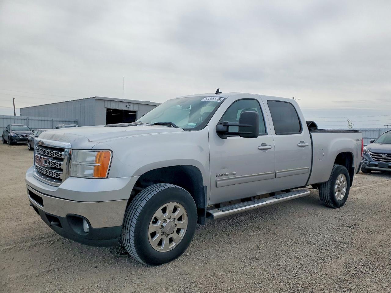 2013 GMC Sierra 3500HD SRW SLT, VIN 1GT424E82DF215948 — Side