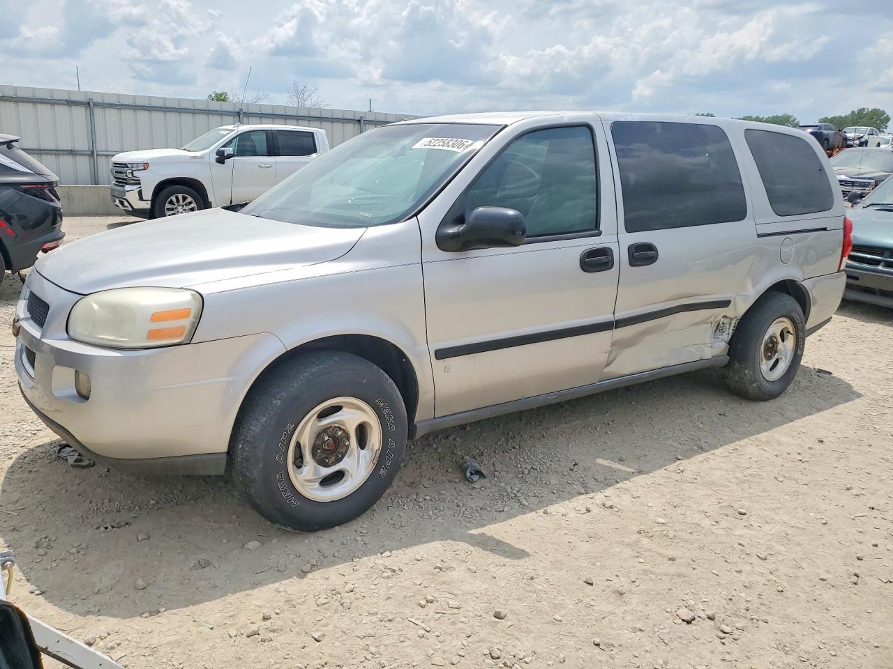 2007 Chevrolet Uplander LS Fleet, VIN 1GNDV23147D214017 — Side