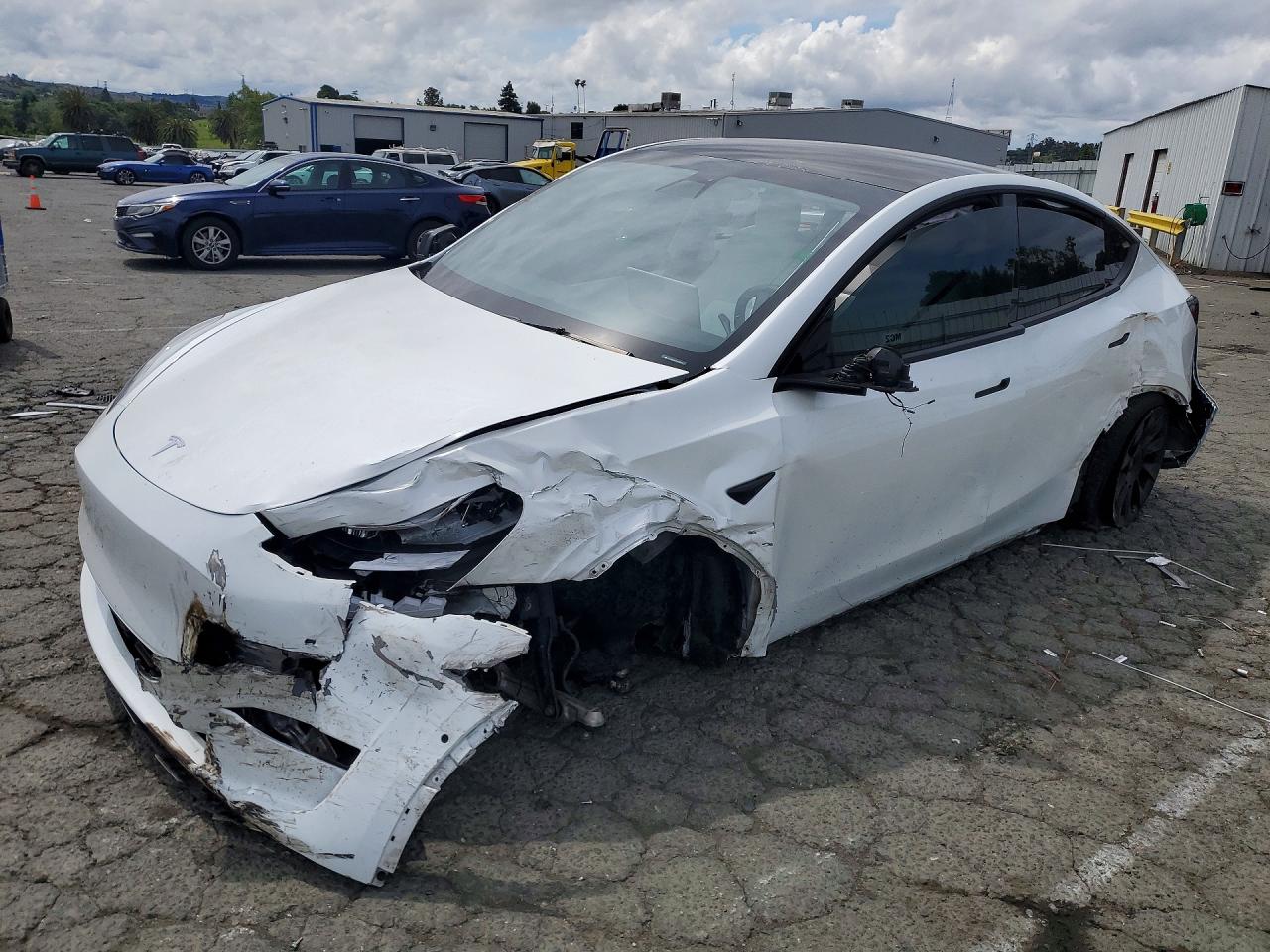 2021 Tesla Model Y Long Range, VIN 5YJYGDEE5MF151868 — Front end