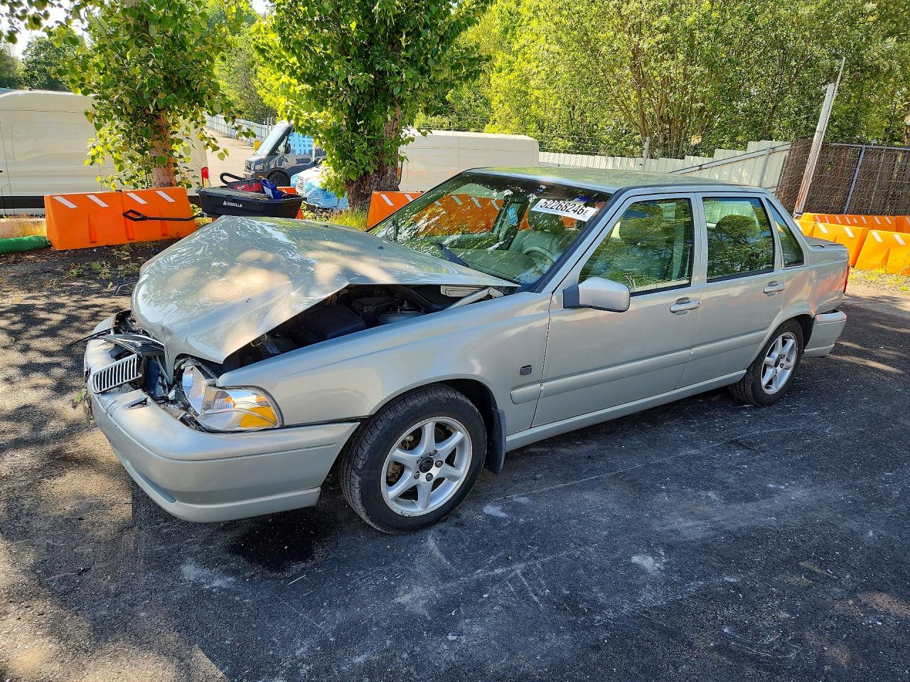 2000 Volvo S70, VIN YV1LS61J1Y2662357 — Front end