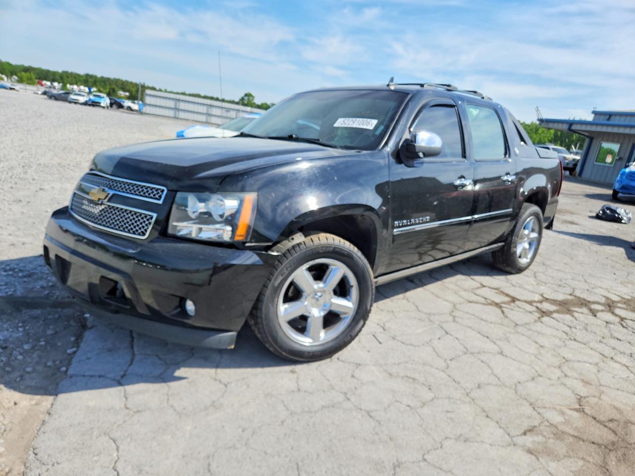 2013 Chevrolet Avalanche LTZ, VIN 3GNTKGE73DG338717 — Side