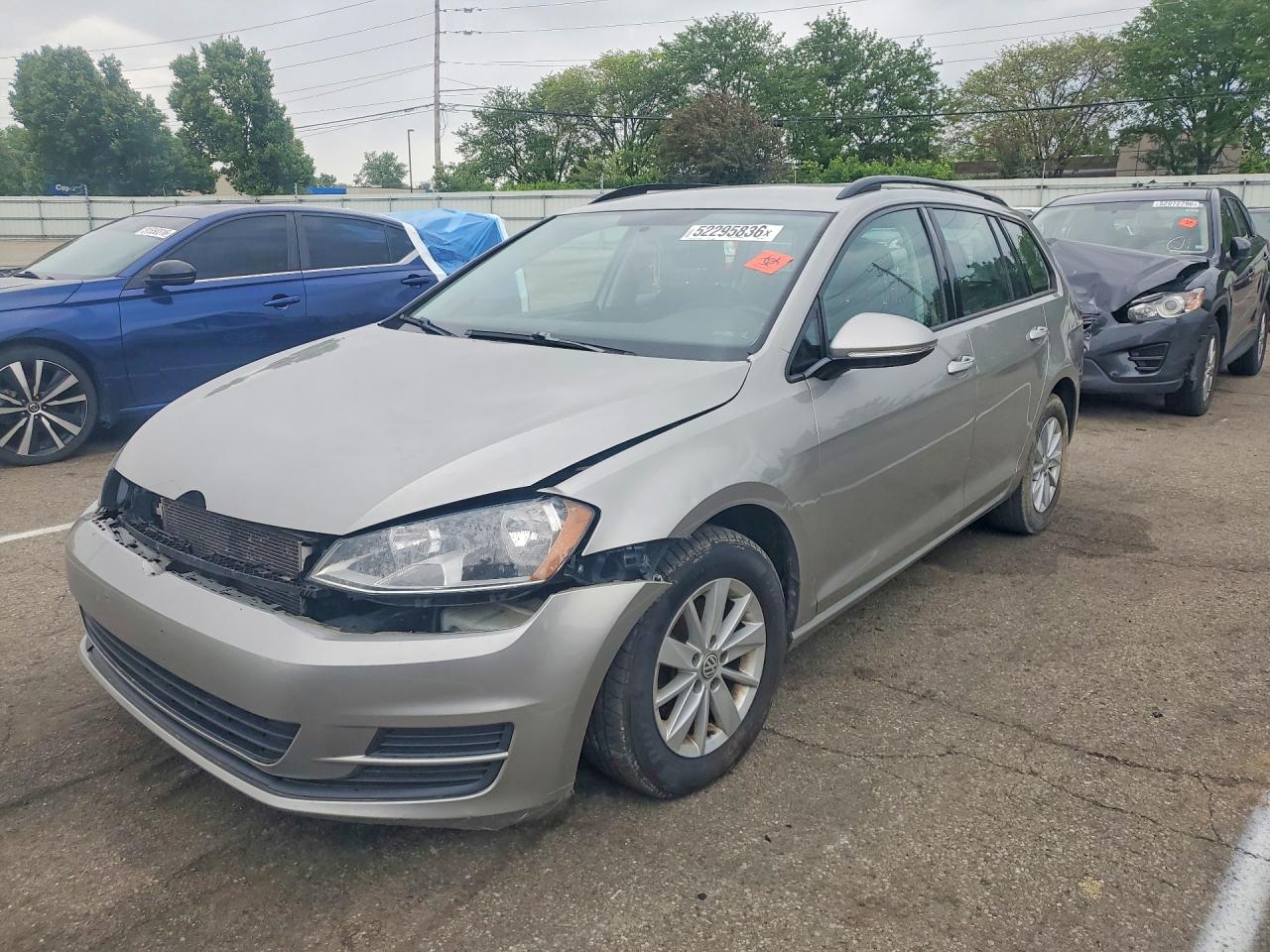 2016 Volkswagen Golf TSI S, VIN 3VWC17AU9GM513921 — Front end