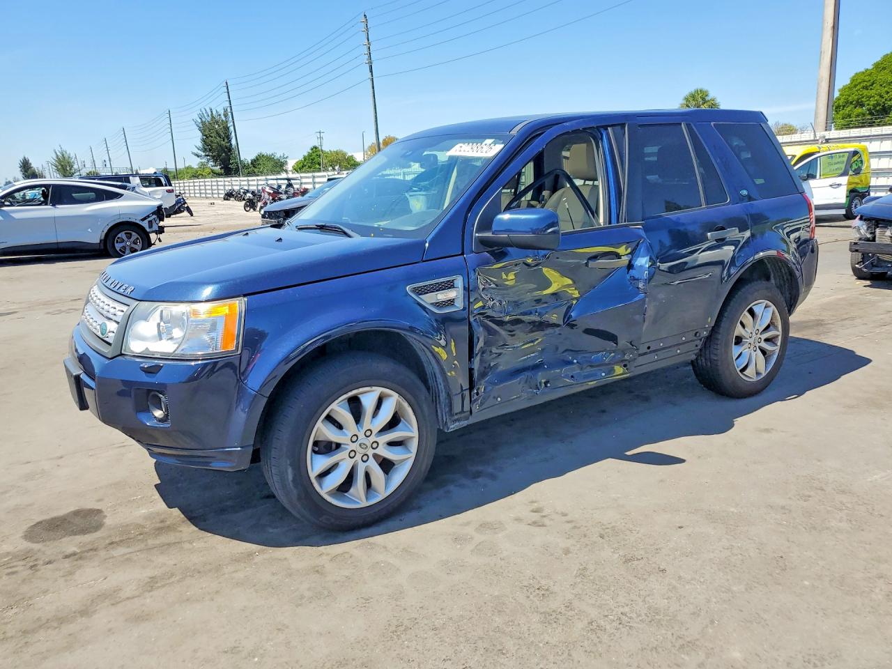 2011 Land Rover LR2 HSE Lux, VIN SALFT2BN0BH218734 — Side