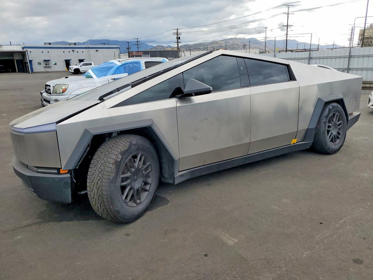 2024 Tesla Cybertruck, VIN 7G2CEHED4RA040602 — Rear end