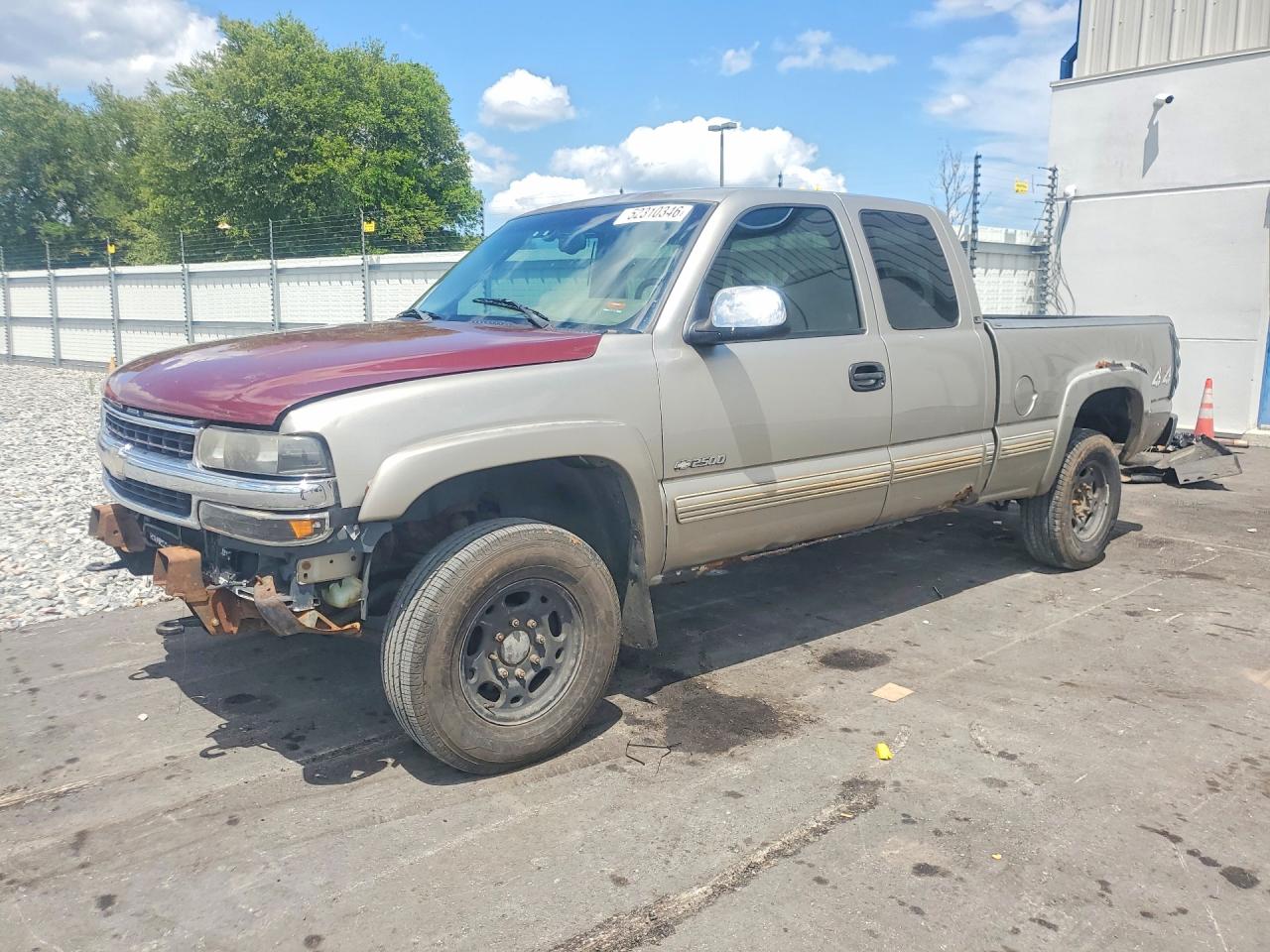 2000 Chevrolet Silverado 2500 LS, VIN 1GCGK29U7YE337466 — Front end